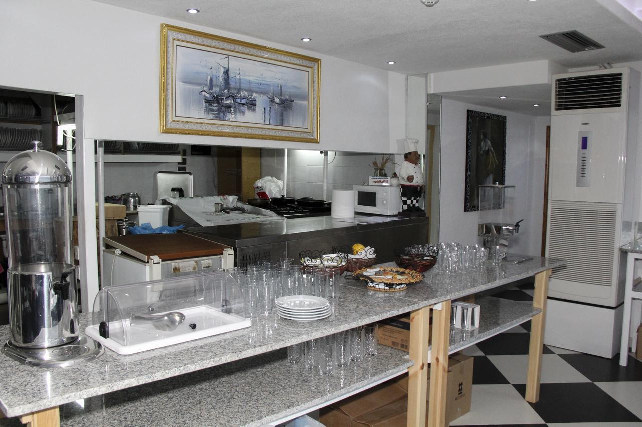 Republika Hotel Saranda Extérieur photo